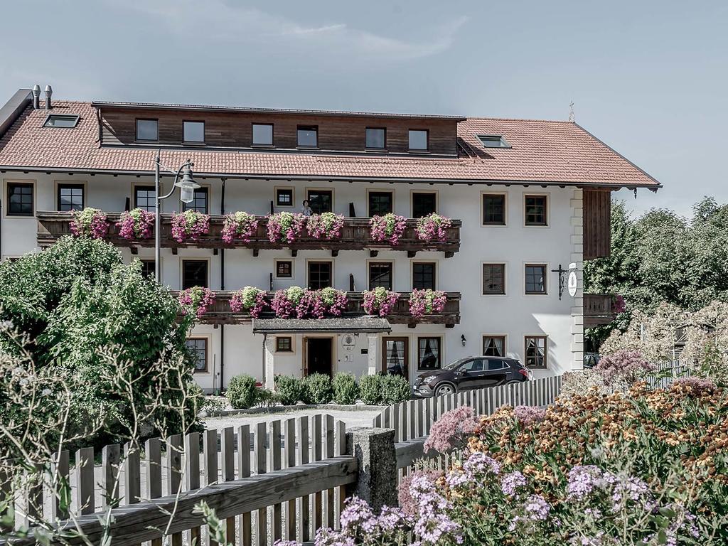 ホテル Schneiderwirt Nußdorf am Inn エクステリア 写真